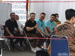 Setya Novanto Pamer Pose 2 Jari saat Nyoblos di TPS Lapas Sukamiskin Setya Novanto Pamer Pose 2 Jari saat Nyoblos di TPS Lapas Sukamiskin