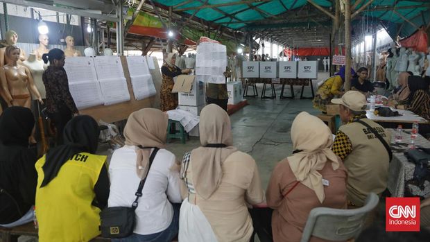 Warga menyaksikan penghitungan surat suara Pemilu 2024 di kawasan Tanah Abang, Jakarta, Rabu, 14 Februari 2024. (CNN Indonesia/Safir Makki)