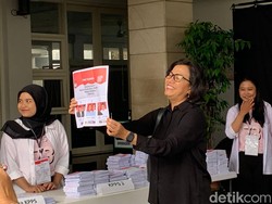 Sri Mulyani Nyoblos di Bintaro Bareng Suami, Disambut Para Tetangga