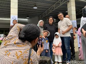 Sri Mulyani Jadi Sasaran Swafoto Tetangga saat Nyoblos Sri Mulyani Jadi Sasaran Swafoto Tetangga saat Nyoblos