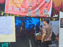 Logistik Pemilu 2024 di TPS 20 Gunung Sari Makassar Telat Tiba gegara Hujan