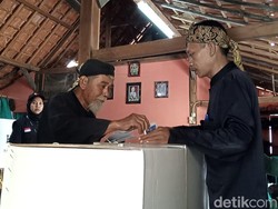 Momen Wong Samin Pakai Baju Adat Saat Nyoblos