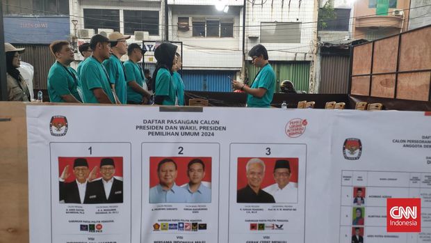 Suasana TPS 01 02 03 04 RW 01 Kelurahan Roa Malaka, Kecamatan Tambora Jakarta jelang pemungutan suara Pemilu 2024. (CNN Indonesia/Safir Makki)