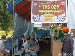 Warga Datang Lebih Awal Tunggu Giliran Mencoblos di TPS 25 Manggala Makassar