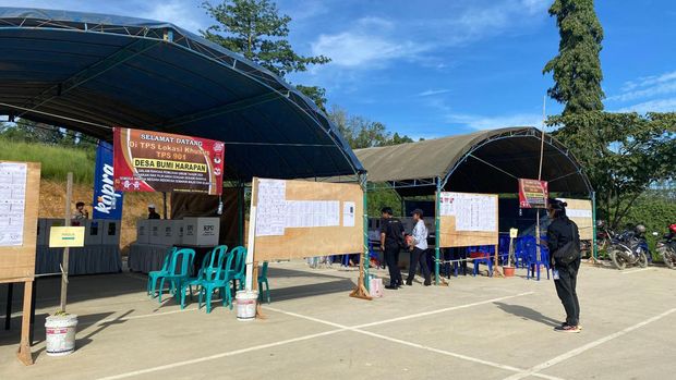 Pekerja konstruksi di kawasan Ibu Kota Nusantara (IKN) mulai menyalurkan suaranya memilih presiden dan wakil presiden untuk lima tahun ke depan. Komisi Pemilihan Umum (KPU) Penajam Paser Utara (PPU), Bawaslu PPU, dan Pemerintah Kabupaten (Pemkab) PPU telah menetapkan dua Tempat Pemungutan Suara (TPS) lokasi khusus (Loksus).