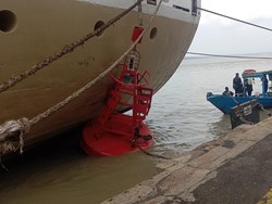 Detik-detik Evakuasi Pelampung Suar yang Terseret Kapal ke Tanjung Perak