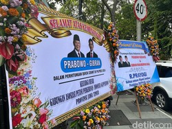 Kantor TKD Jatim Banjir Karangan Bunga Ucapan Selamat untuk Prabowo-Gibran