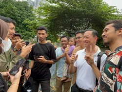 Nyoblos di TPS Permata Hijau, Tom Lembong Jadi Sasaran Selfie Warga