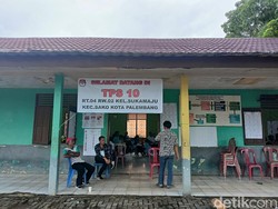 Jipet Bawa Lari Kertas Pemilu Saat Nyoblos di Palembang, Petugas Kewalahan