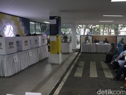 AMIN Unggul di TPS Bey Machmudin Nyoblos