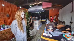 Melihat TPS Angker di Bandung, Ada Pocong hingga Suster Ngesot