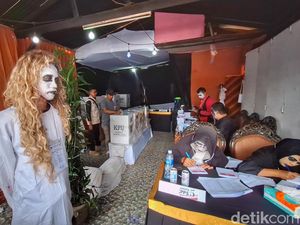Melihat TPS Angker di Bandung, Ada Pocong hingga Suster Ngesot