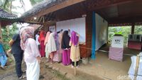 Suasana Pemungutan Suara di TPS Kampung Adat Kuta Ciamis