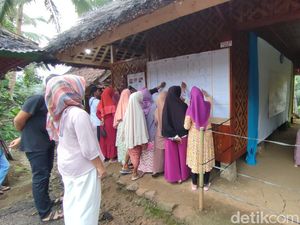 Suasana Pemungutan Suara di TPS Kampung Adat Kuta Ciamis