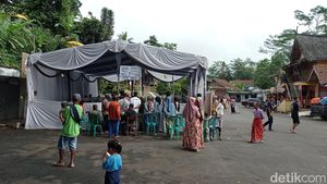 Melihat Antusiasme Warga Kampung Adat Naga Tasik Salurkan Hak Pilih