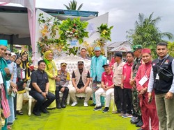 TPS di Pekanbaru Pakai Konsep Pengantin, Petugas Pakai Baju Hajatan