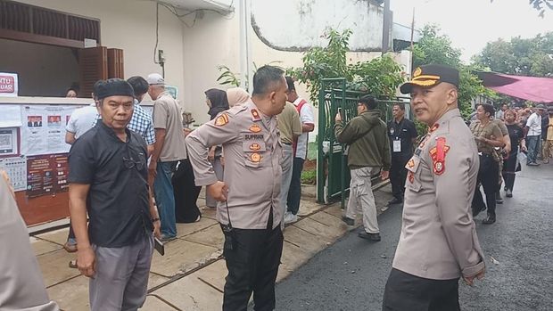 TPS di wilayah Petukangan Selatan, Pesanggrahan, Jaksel, ambruk akibat hujan deras.