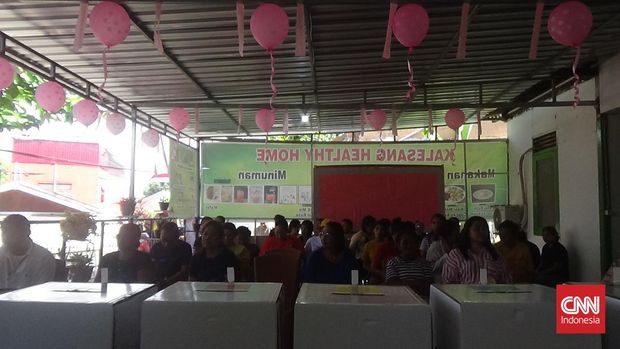 alon Merah Muda Hiasi TPS 9 di hari pencoblosan di Ambon Maluku. (CNN Indonesia/Said )