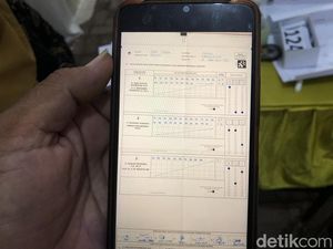 AMIN Tumbang di TPS KH Marzuki Mustamar Mencoblos