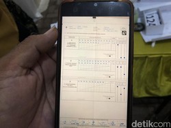 AMIN Tumbang di TPS KH Marzuki Mustamar Mencoblos