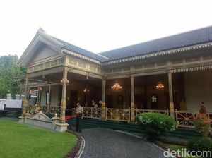 Sri Sultan HB X Nyoblos di TPS 12 Ndalem Cokronegaran