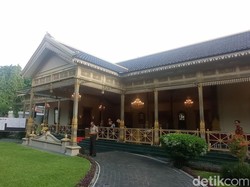 Sri Sultan HB X Nyoblos di TPS 12 Ndalem Cokronegaran