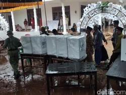Sempat Berhenti Sejam, TPS Bupati Sumenep Nyoblos Dipindah ke Rumah Warga