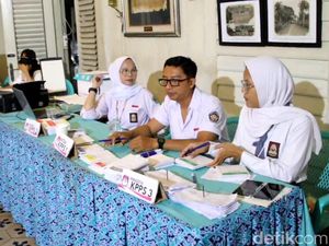 Lihat Lagi TPS Unik di Cianjur: Konsep Hajatan dan Seragam SMA