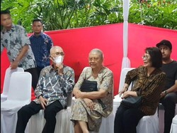 Try Sutrisno Coblos Pemilu di TPS Taman Suropati Bareng Keluarga