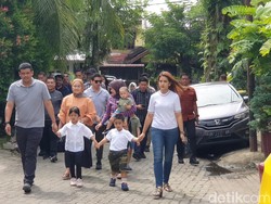 Penampilan Wali Kota Medan Bobby-Kahiyang Ayu Datang ke TPS untuk Nyoblos