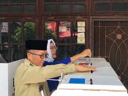 Wali Kota Padang dan Keluarga Nyoblos di TPS 08 Ulak Karang Utara