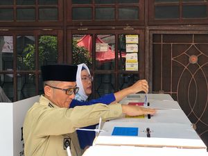 Wali Kota Padang dan Keluarga Nyoblos di TPS 08 Ulak Karang Utara Wali Kota Padang dan Keluarga Nyoblos di TPS 08 Ulak Karang Utara