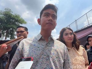 Gibran dan Selvi Dapat Cokelat Usai Nyoblos di TPS 34 Manahan Gibran dan Selvi Dapat Cokelat Usai Nyoblos di TPS 34 Manahan
