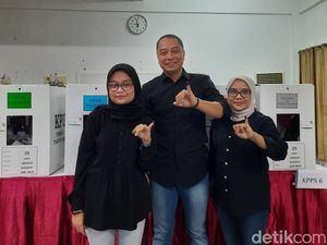 Kompak Pakai Kemeja Hitam, Walkot Eri Nyoblos Bareng Istri-Anak di TPS 35