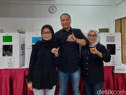 Kompak Pakai Kemeja Hitam, Walkot Eri Nyoblos Bareng Istri-Anak di TPS 35