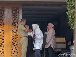 Walkot Makassar Sarapan Bareng Keluarga-Momong Cucu Sebelum Nyoblos ke TPS