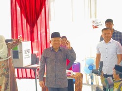 Saat Maruf Amin Pamerkan Jari Ungu Seusai Nyoblos di TPS Depok