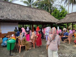Antusias Warga Nyoblos di TPS Kampung Adat Kuta Ciamis
