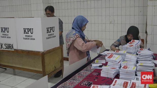 Warga antusias mencoblos di TPS 02 Kelurahan Pekojan, Kecamatan Tambora, Jakarta Barat, Rabu, 14 Februari 2024. CNN Indonesia/Safir Makki
