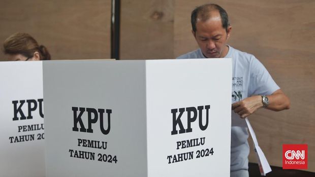 Warga antusias mencoblos di TPS 02 Kelurahan Roa Malaka, Kecamatan Tambora, Jakarta Barat, Rabu, 14 Februari 2024. CNN Indonesia/Safir Makki