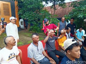 Ramai-ramai Gunduli Rambut Sambut Kemenangan Prabowo di Subang