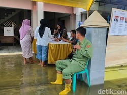 Warga Terabas Banjir untuk Nyoblos di TPS 2 Ngelowetan Demak