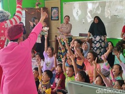 Badut Hibur Anak-anak Korban Banjir Demak di Pengungsian