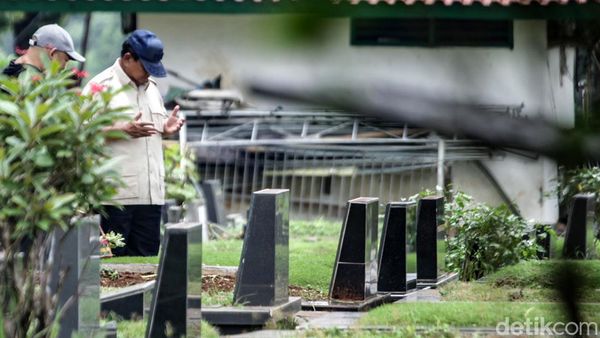 Bareng Didit, Prabowo Ziarah ke Makam Ibunda di Tanah Kusir