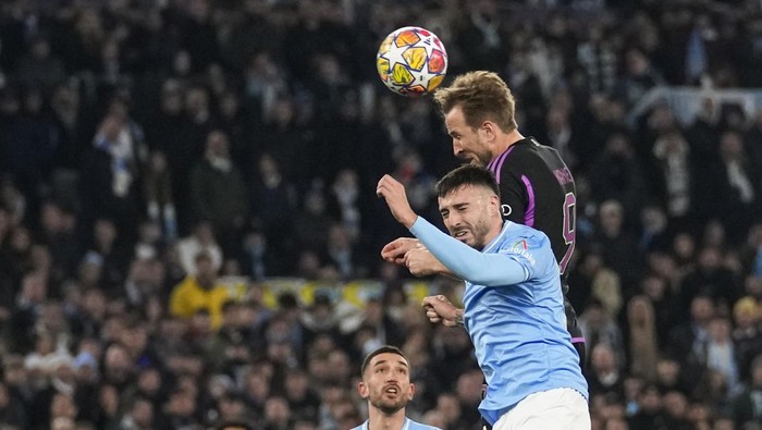 Bayerns Harry Kane goes forr the header with Lazios Mario Gila during a Champions League round of 16 first leg soccer match between Lazio and Bayern Munich, at Romes Olympic Stadium, Wednesday, Feb. 14, 2024. (AP Photo/Andrew Medichini)