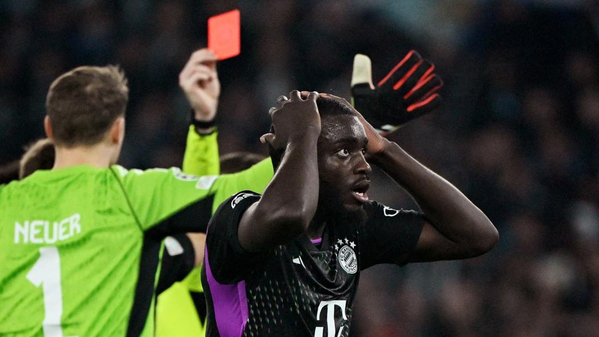 Bayern Munich kalah 0-1 dari Lazio di leg pertama 16 besar Liga Champions, Dayot Upamecano mendapat kartu merah (Foto: REUTERS/ALBERTO LINGRIA)