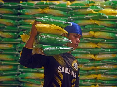 Penampakan Tumpukan Beras SPHP Rp 10.900/Kg buat Redam Kenaikan Harga