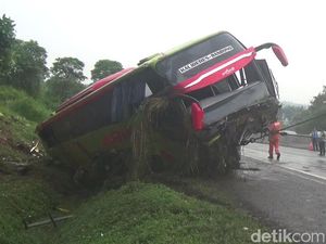 Bus PO Arimbi Terguling di Tol Cipularang, 7 Orang Luka