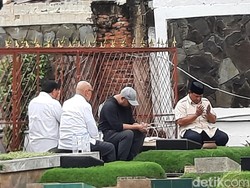 Prabowo Ziarah ke Makam Sang Ayah Soemitro di TPU Karet Bivak