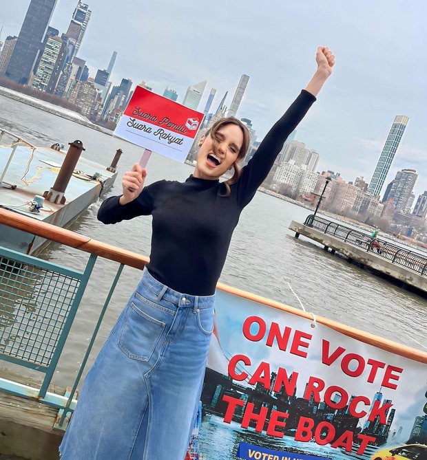 Cinta Laura saat ikut mencoblos Pemilu 2024